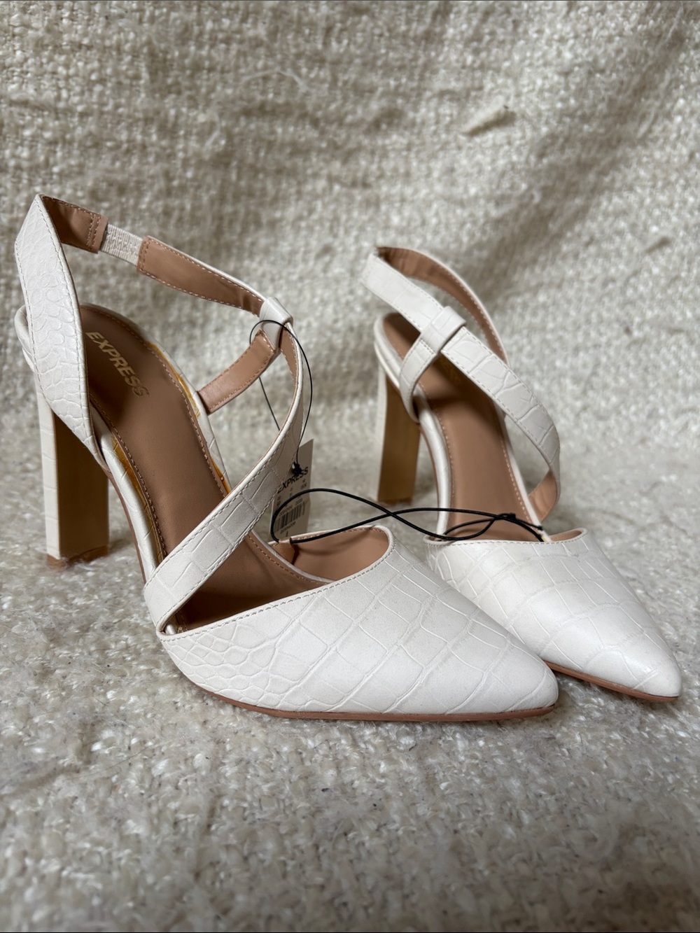🥂 NWT EXPRESS WOMENS SIZE 8 WHITE POINTED TOE HEELS